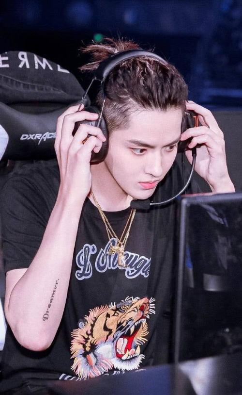 圈内爆料鹿晗吴亦凡,鹿晗吴亦凡幕后真相，圈内爆料引发热议  第1张