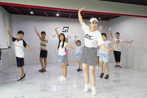 家长爆料孩子学街舞视频,活力四溢展现青春风采  第2张