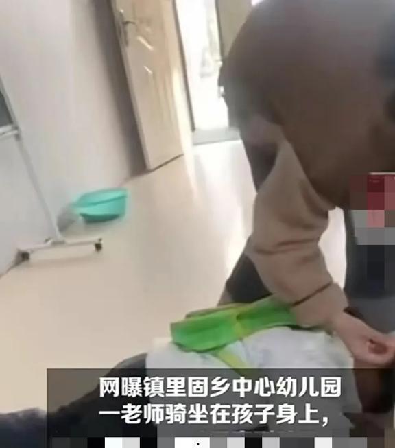 爆料老师打人视频,老师当众殴打学生，视频曝光引发社会关注  第3张