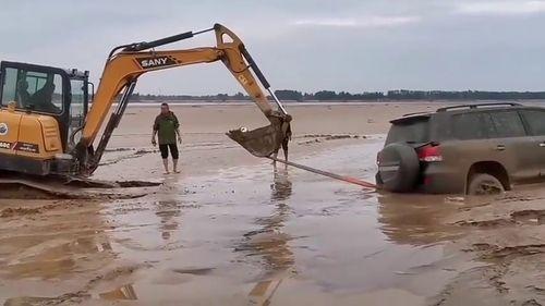 挖掘机新闻爆料案例视频,视频揭秘事件真相  第3张